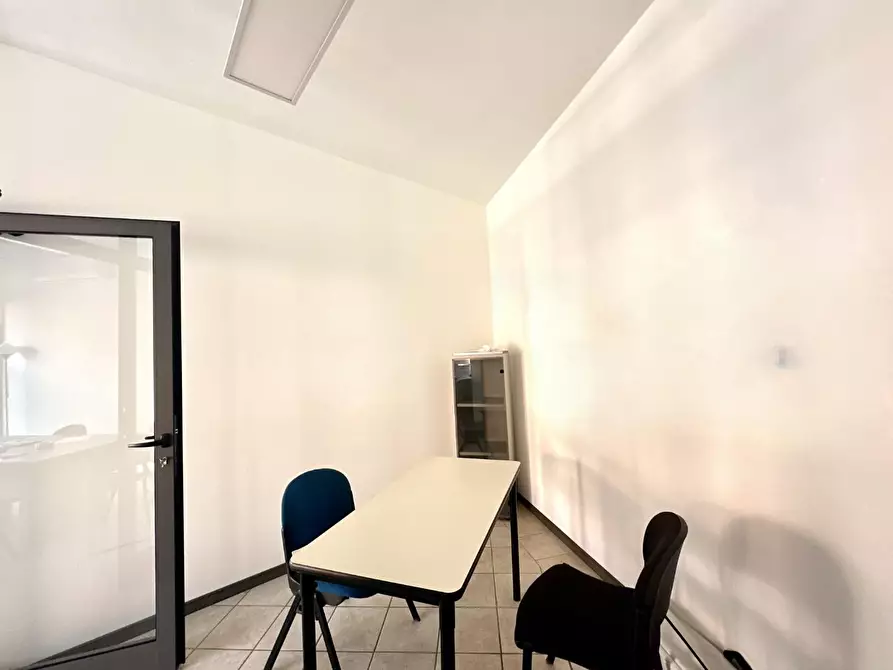 Immagine 6 di Ufficio in vendita  a Lucca
