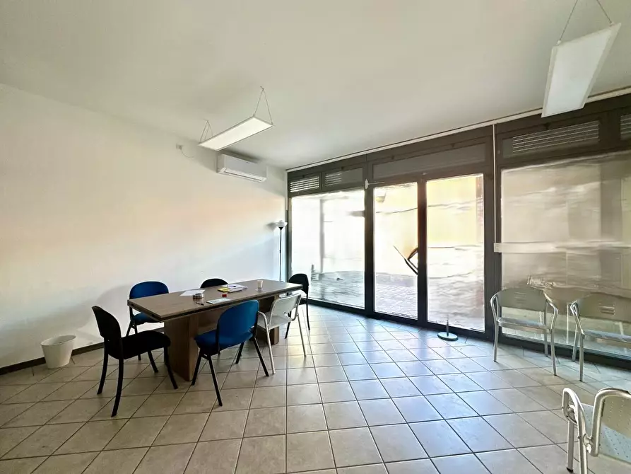 Immagine 7 di Ufficio in vendita  a Lucca