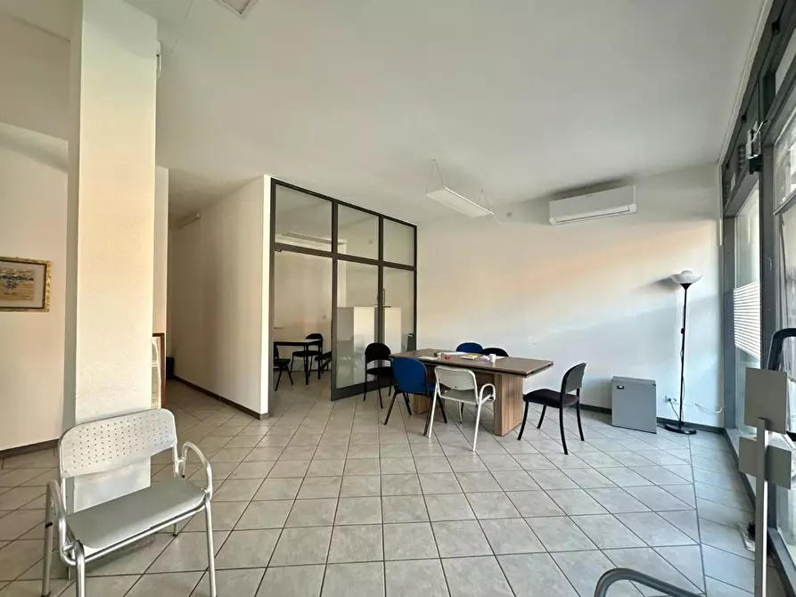 Immagine 10 di Ufficio in vendita  a Lucca