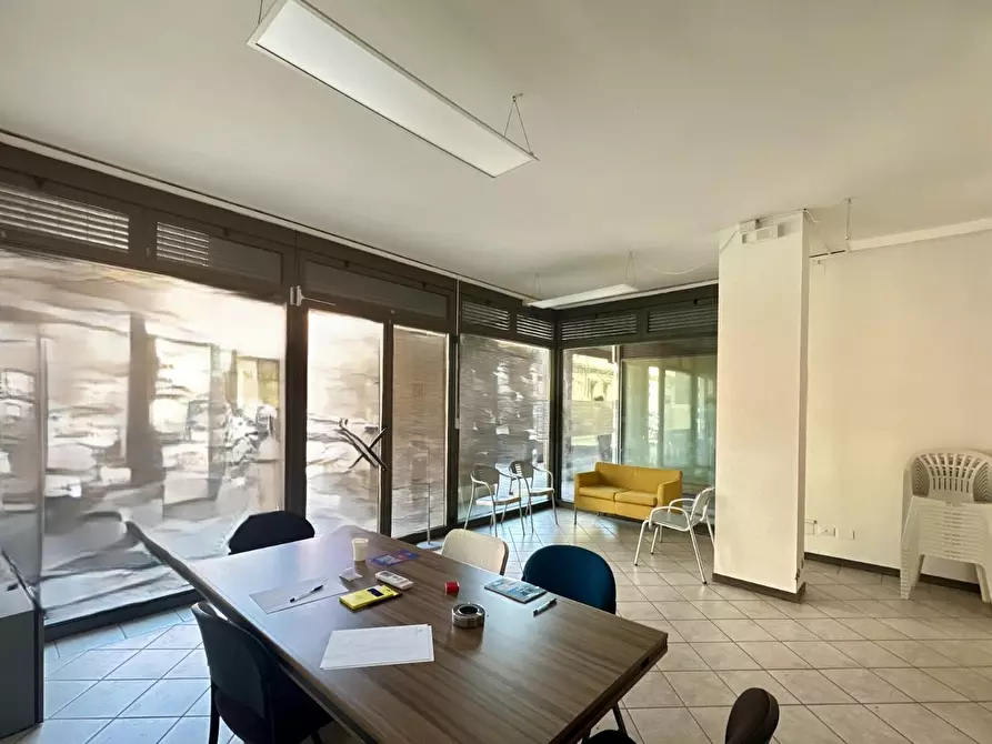 Immagine 8 di Ufficio in vendita  a Lucca