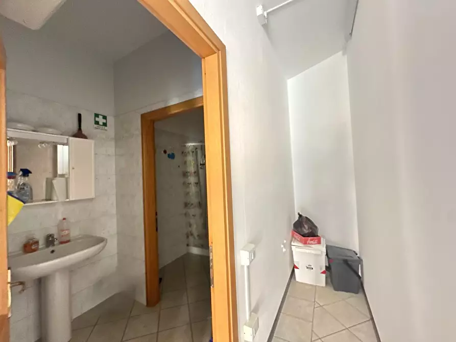 Immagine 11 di Ufficio in vendita  a Lucca