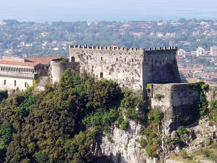 Immagine 77 di Porzione di casa in vendita  a Massa