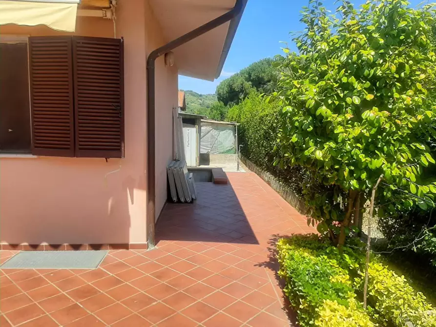 Immagine 45 di Porzione di casa in vendita  a Massa