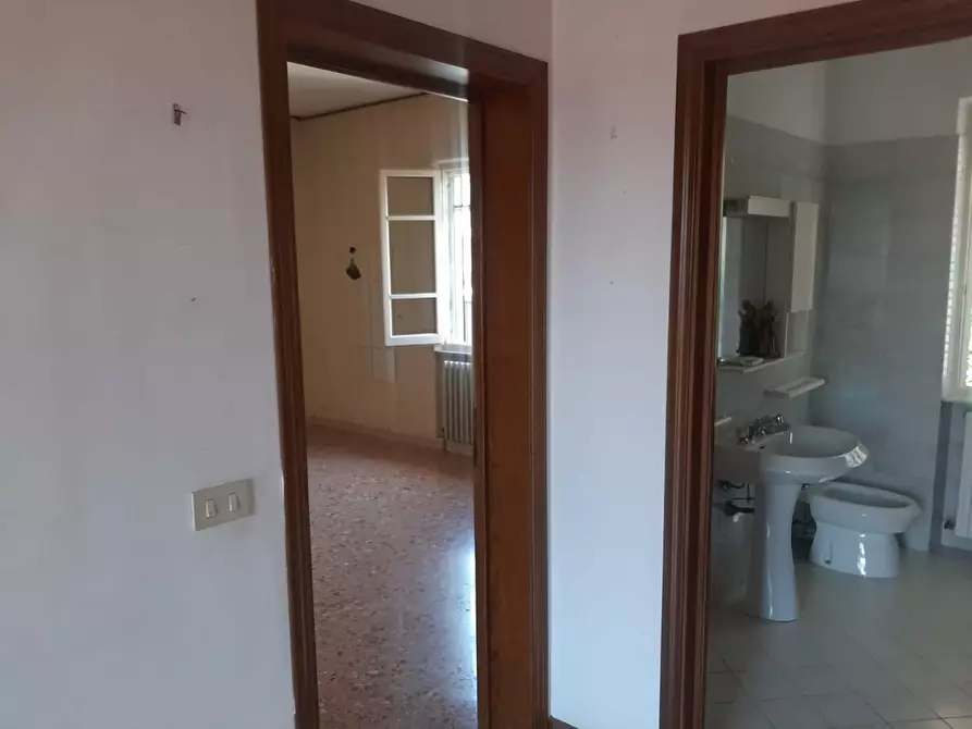 Immagine 37 di Porzione di casa in vendita  a Massa