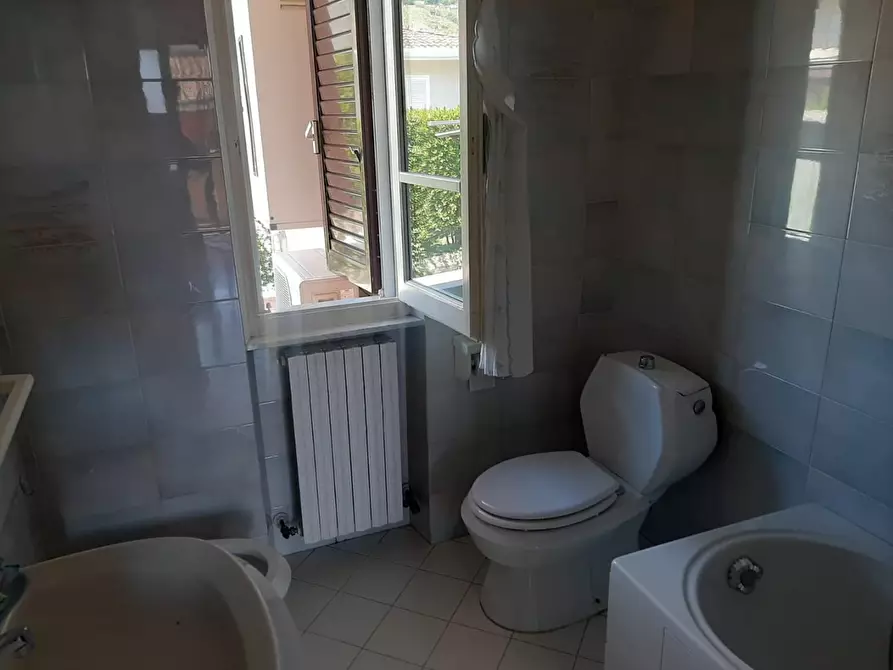 Immagine 38 di Porzione di casa in vendita  a Massa
