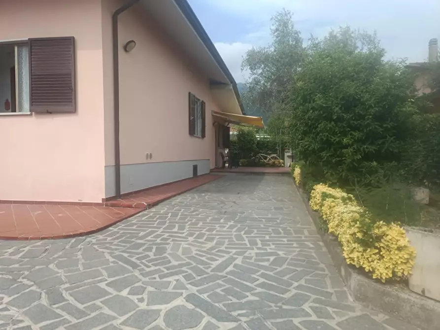 Immagine 3 di Porzione di casa in vendita  a Massa