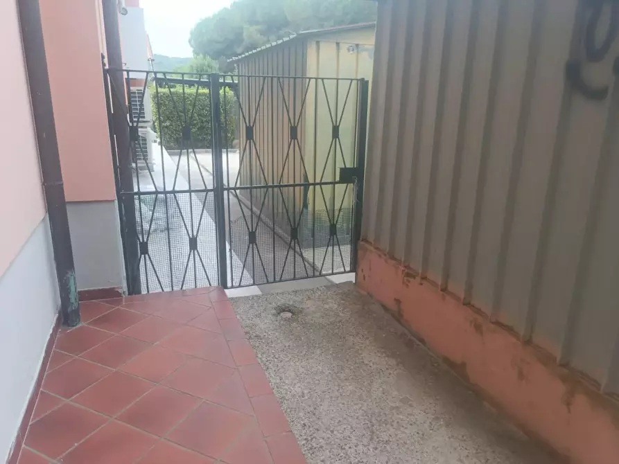 Immagine 61 di Porzione di casa in vendita  a Massa