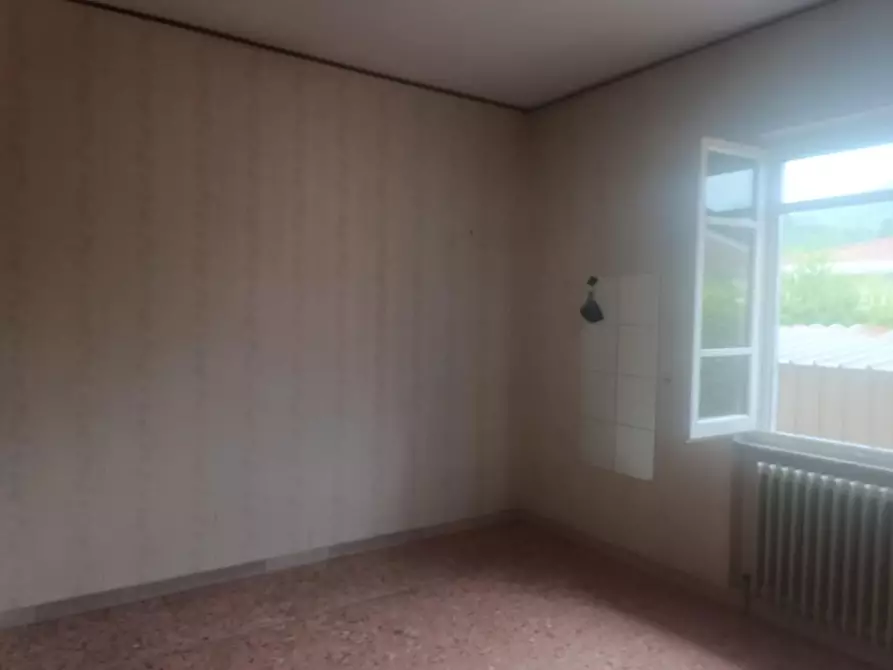 Immagine 30 di Porzione di casa in vendita  a Massa