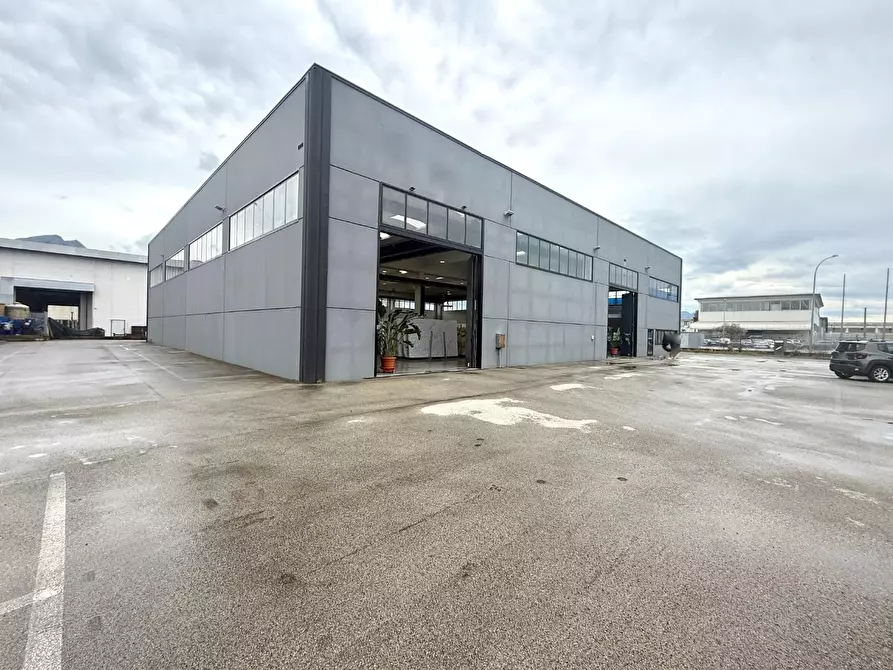 Immagine 1 di Capannone industriale in vendita  a Massa
