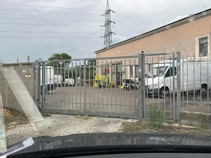 Immagine 1 di Capannone industriale in affitto  a Cascina