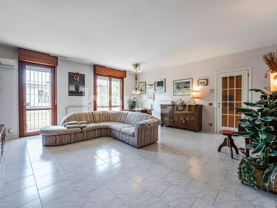 Immagine 1 di Appartamento in vendita  a Reggio Nell'emilia