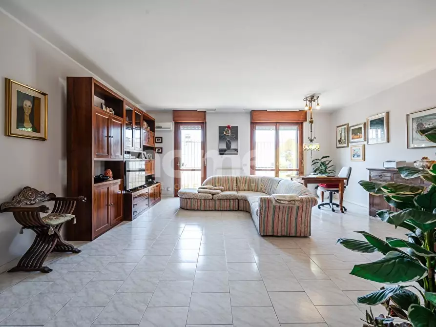 Immagine 2 di Appartamento in vendita  a Reggio Nell'emilia