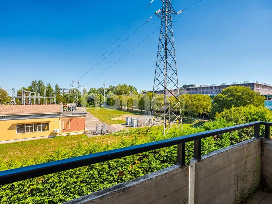 Immagine 17 di Appartamento in vendita  a Reggio Nell'emilia