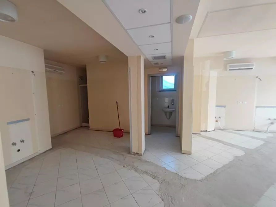 Immagine 8 di Locale commerciale in affitto  a Palaia