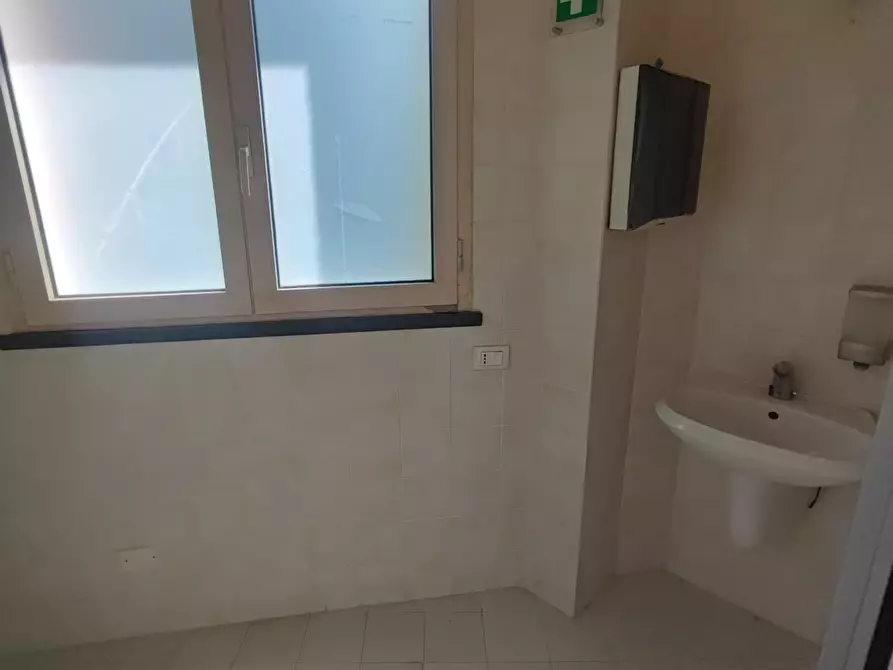 Immagine 5 di Locale commerciale in affitto  a Palaia