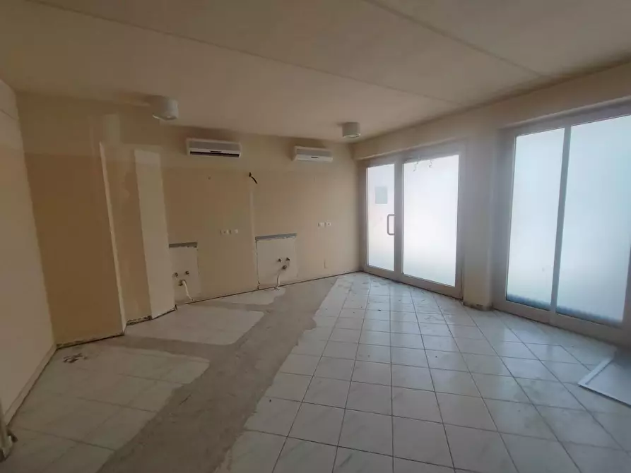 Immagine 11 di Locale commerciale in affitto  a Palaia