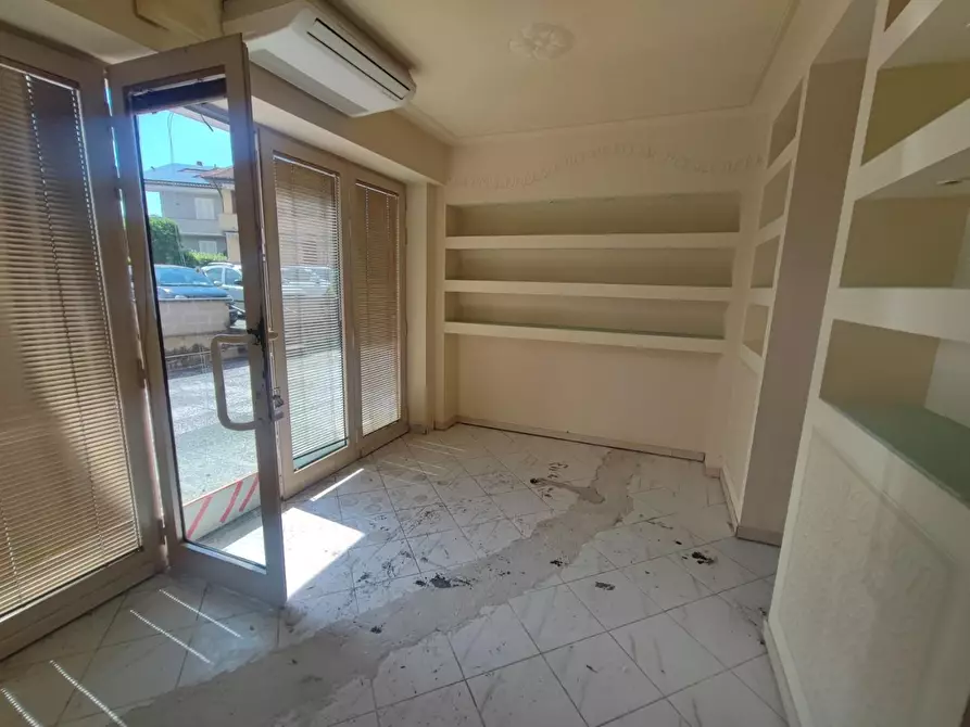 Immagine 1 di Locale commerciale in affitto  a Palaia