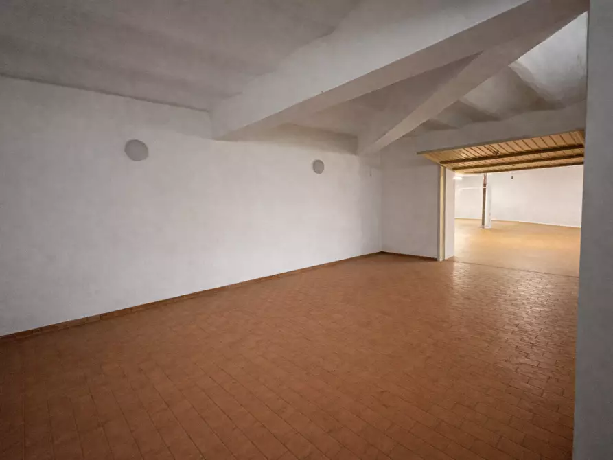 Immagine 2 di Garage in vendita  a Siena