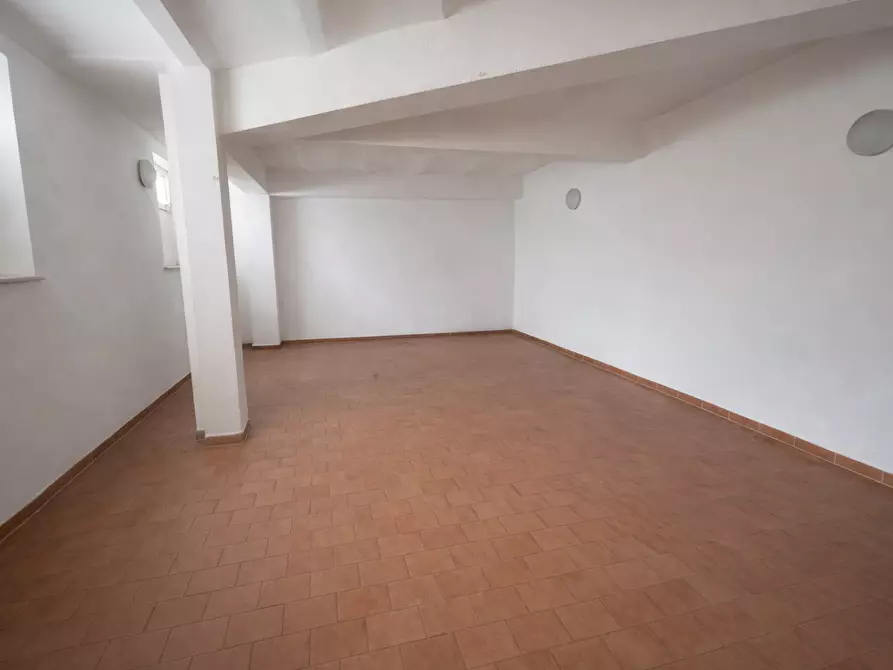 Immagine 1 di Garage in vendita  a Siena