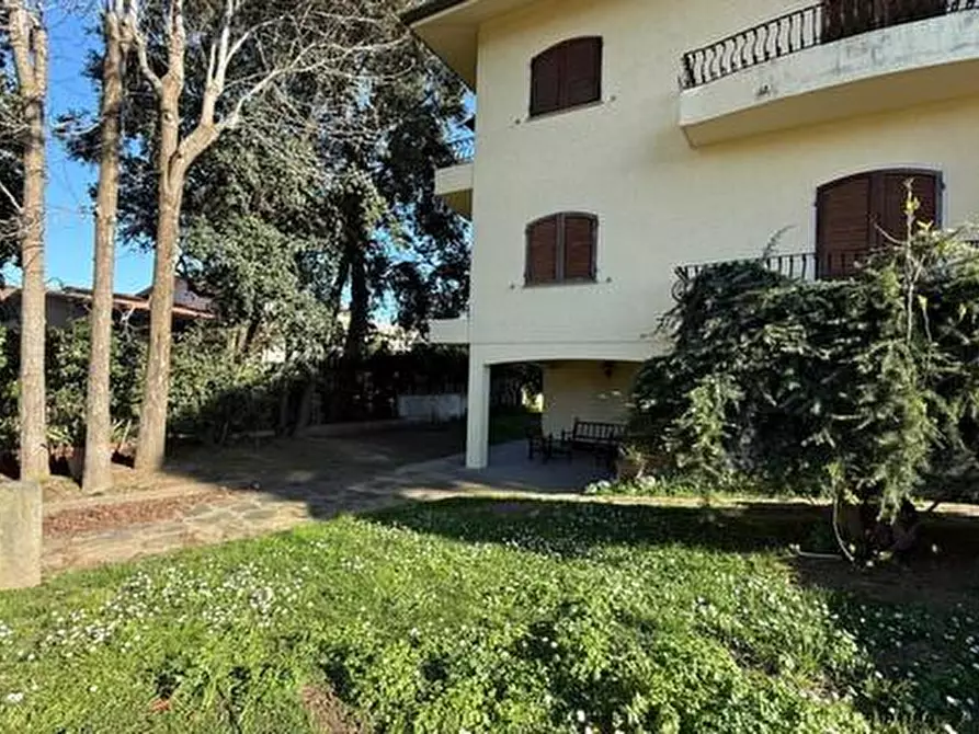 Immagine 11 di Villa in vendita  a Pietrasanta