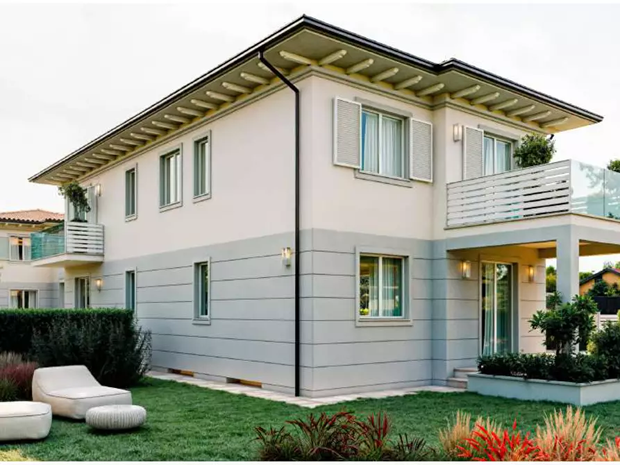 Immagine 1 di Villa in vendita  a Pietrasanta