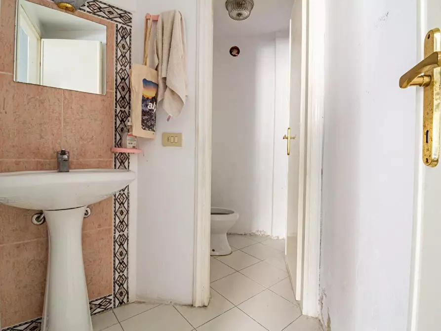 Immagine 8 di Locale commerciale in affitto  a Pisa