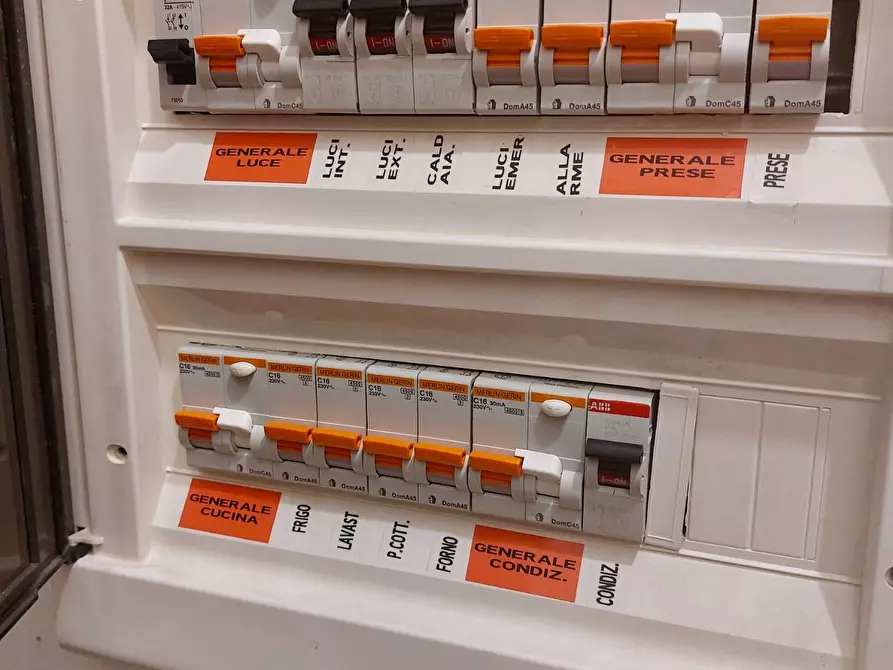 Immagine 21 di Appartamento in vendita  a Viareggio