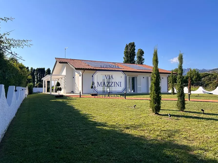 Immagine 1 di Villa in vendita  a Pietrasanta