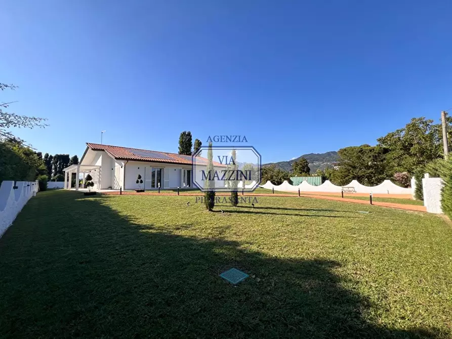 Immagine 2 di Villa in vendita  a Pietrasanta