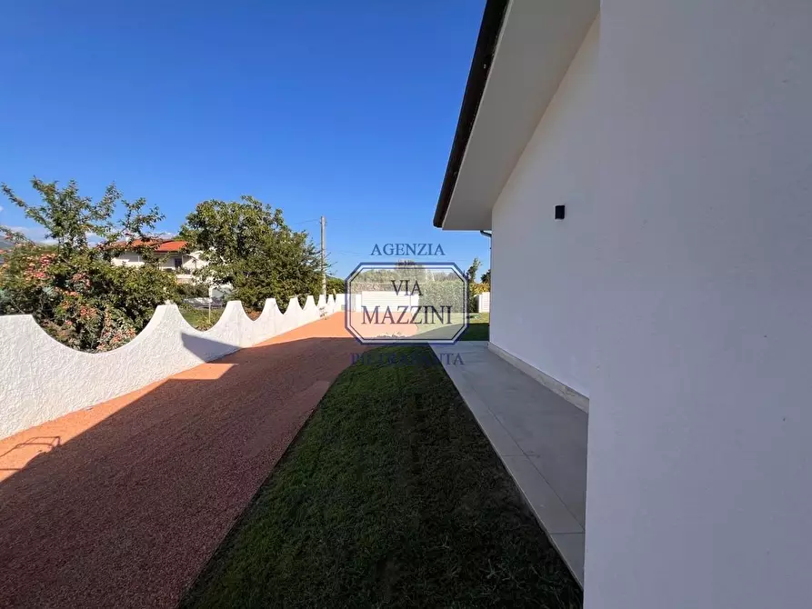 Immagine 8 di Villa in vendita  a Pietrasanta