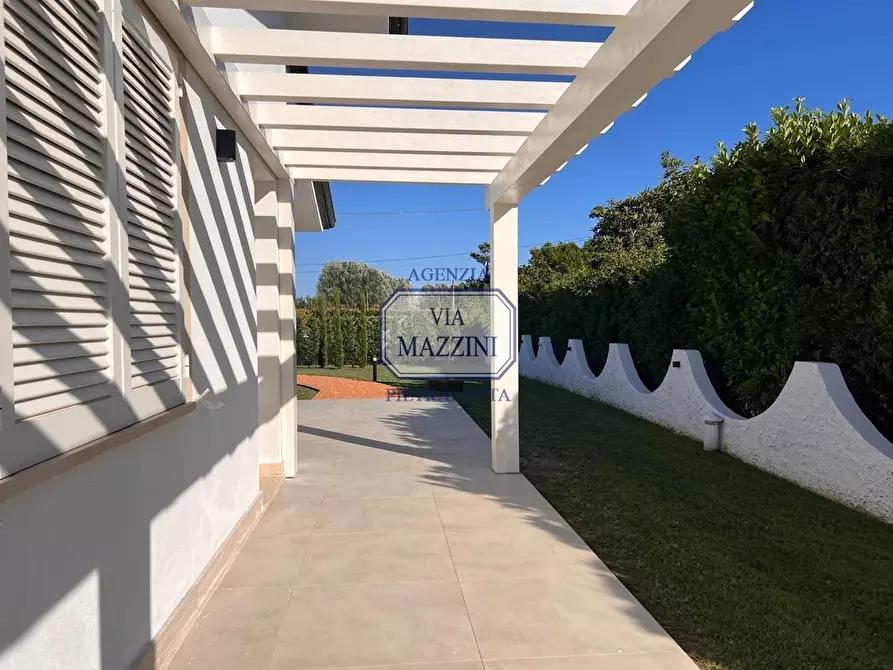 Immagine 7 di Villa in vendita  a Pietrasanta