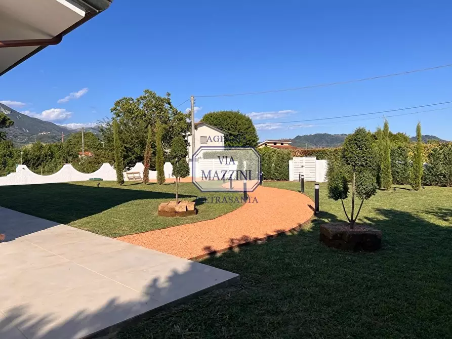Immagine 5 di Villa in vendita  a Pietrasanta