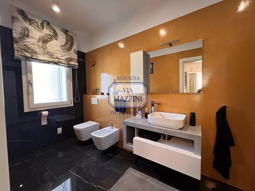 Immagine 21 di Villa in vendita  a Pietrasanta