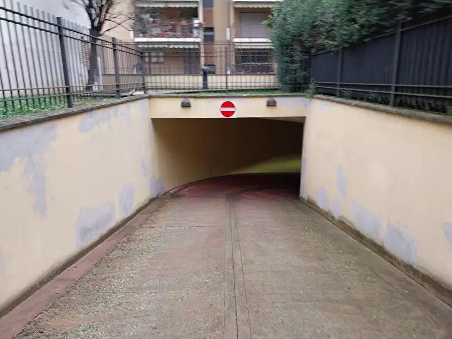 Immagine 2 di Garage in vendita  a Milano