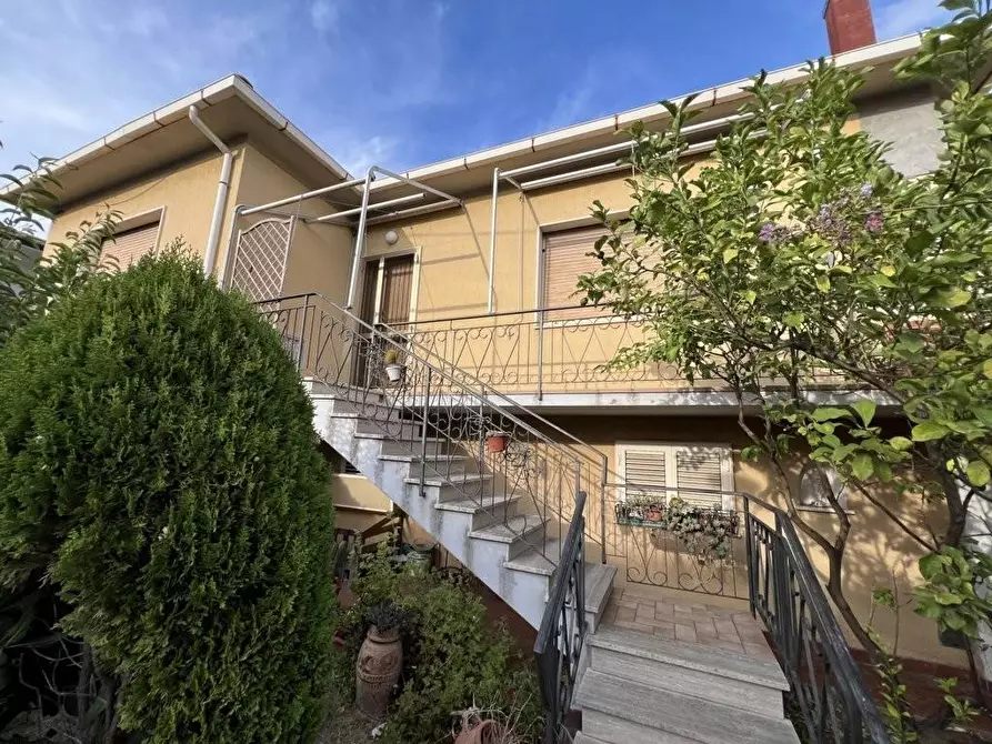 Immagine 2 di Villa in vendita  a Cecina