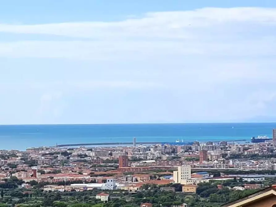 Immagine 1 di Villetta a schiera in vendita  a Livorno