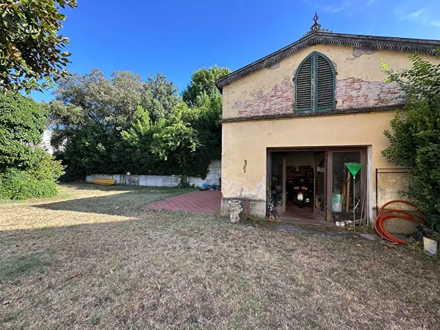 Immagine 4 di Villa in vendita  a Lucca