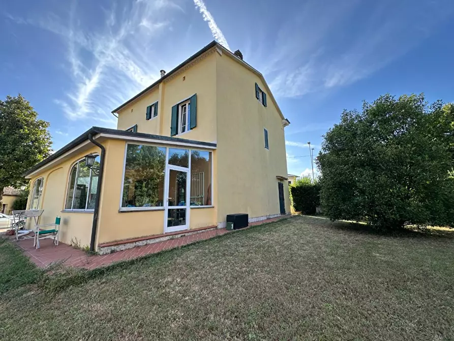 Immagine 1 di Villa in vendita  a Lucca