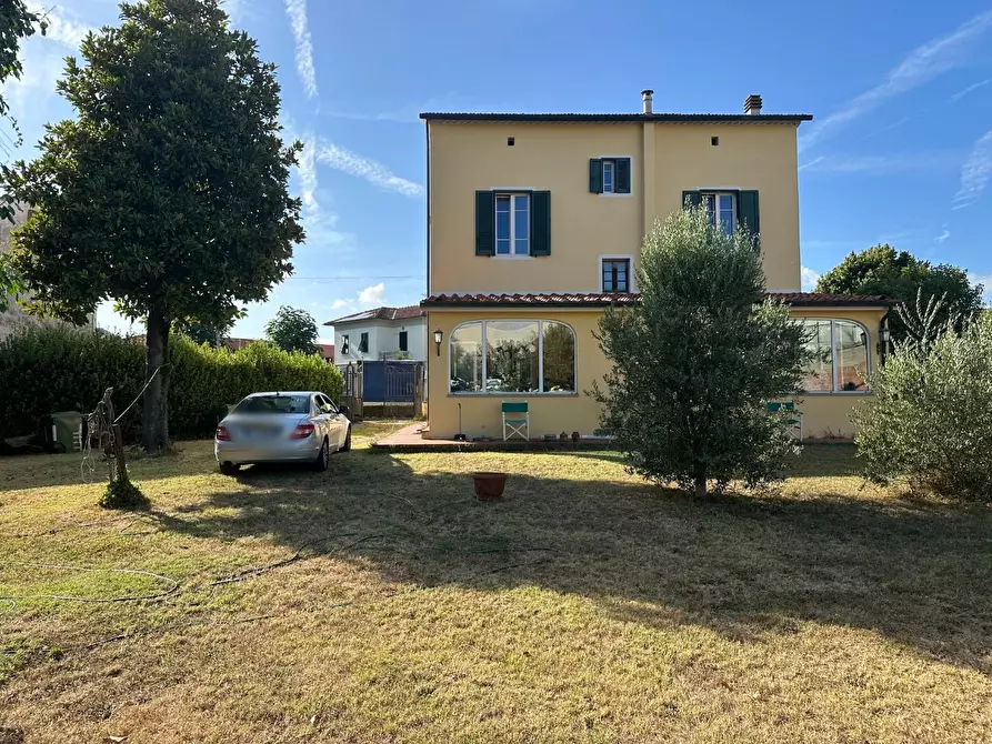 Immagine 6 di Villa in vendita  a Lucca