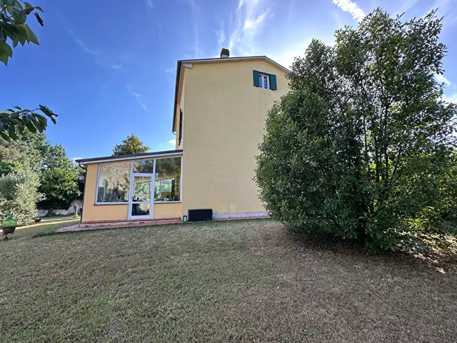 Immagine 2 di Villa in vendita  a Lucca