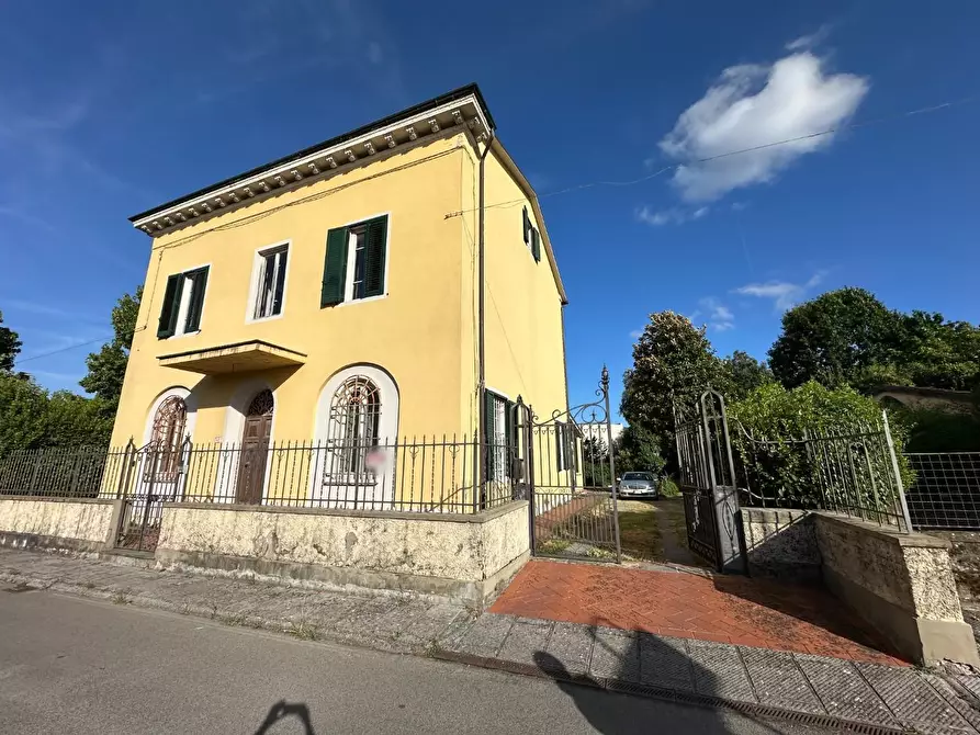 Immagine 8 di Villa in vendita  a Lucca
