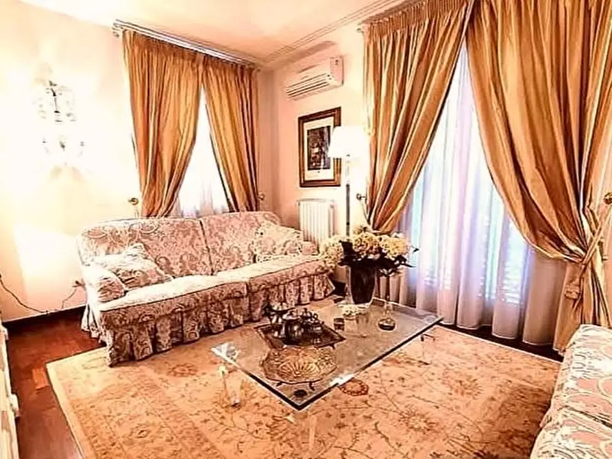 Immagine 1 di Appartamento in vendita  a Massa