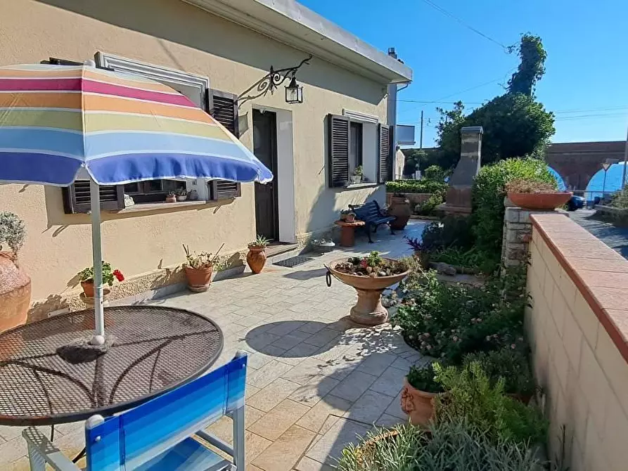 Immagine 1 di Villa in vendita  a Rosignano Marittimo