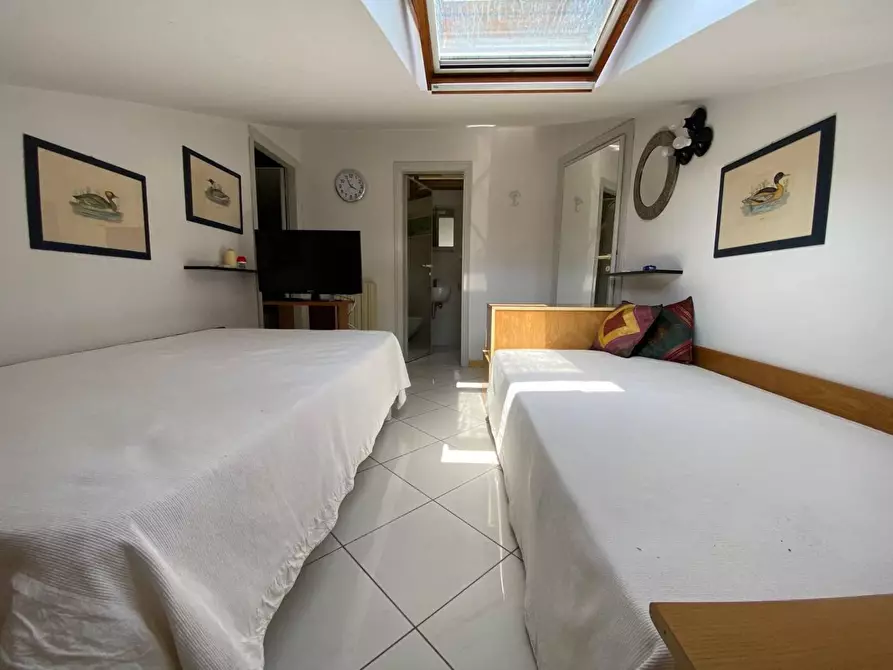 Immagine 2 di Mansarda in vendita  a Viareggio