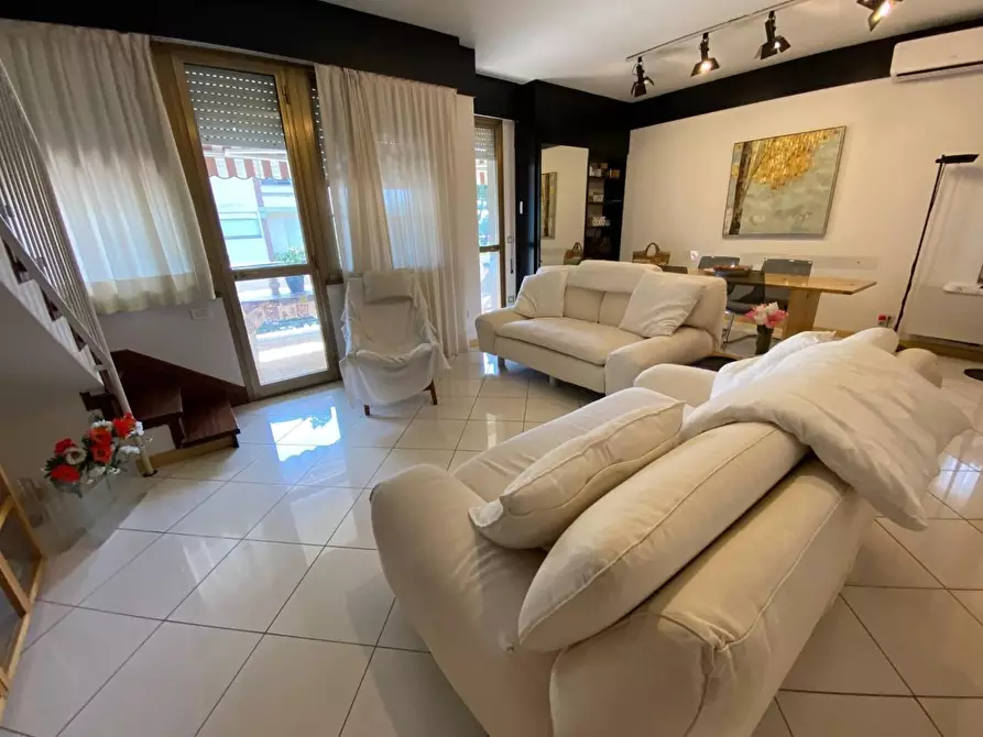 Immagine 11 di Mansarda in vendita  a Viareggio