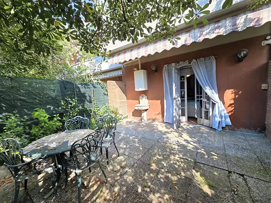 Immagine 1 di Villetta a schiera in vendita  a Massa