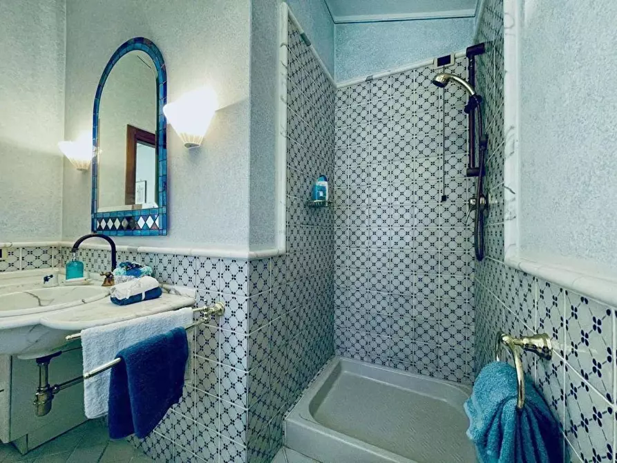 Immagine 32 di Villa in vendita  a Massarosa