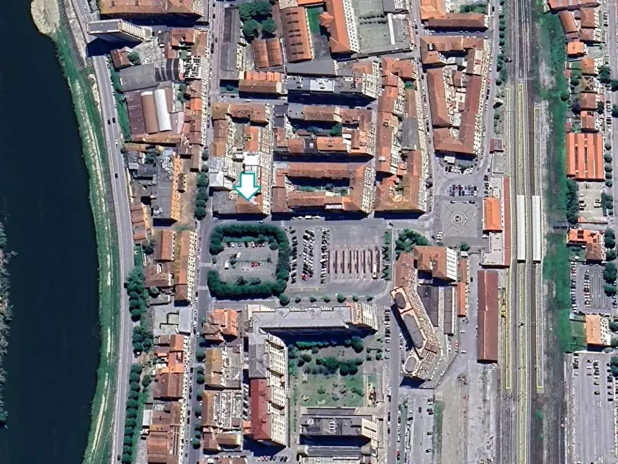 Immagine 3 di Garage in vendita  a Pontedera