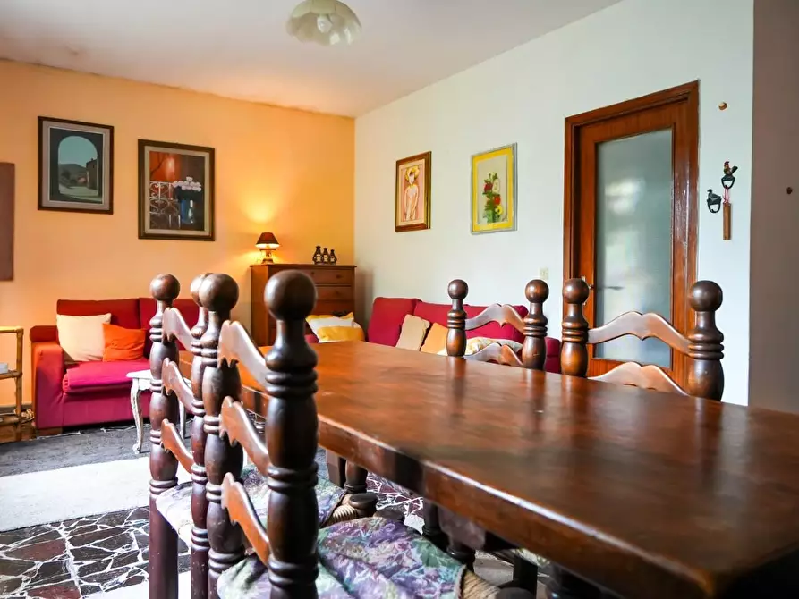 Immagine 9 di Villa in vendita  a Massa