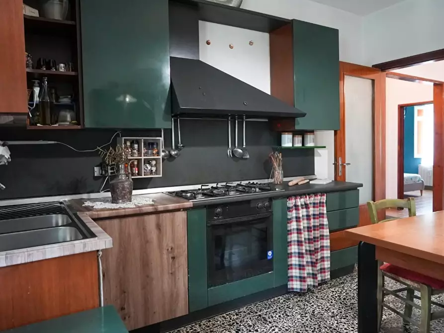 Immagine 13 di Villa in vendita  a Massa